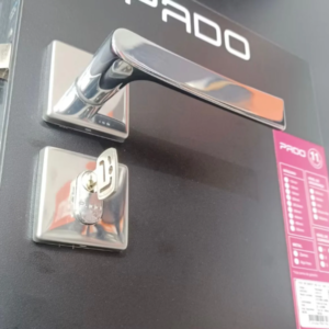Maçaneta cromada Pado instalada em suporte com chave pendurada.