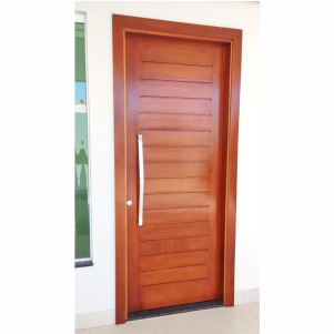 Porta frisada de madeira envernizada