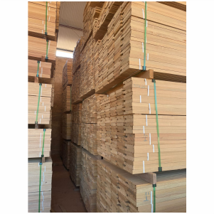 Madeiras empilhadas prontas para produção
