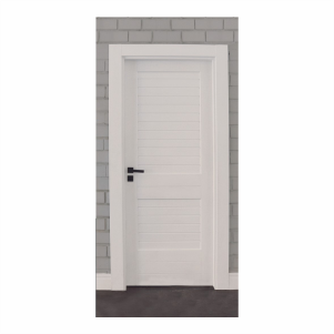 Porta branca com frisos horizontais