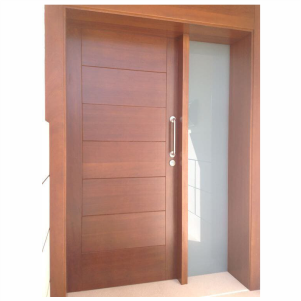 Porta de madeira com acabamento liso e pivotante