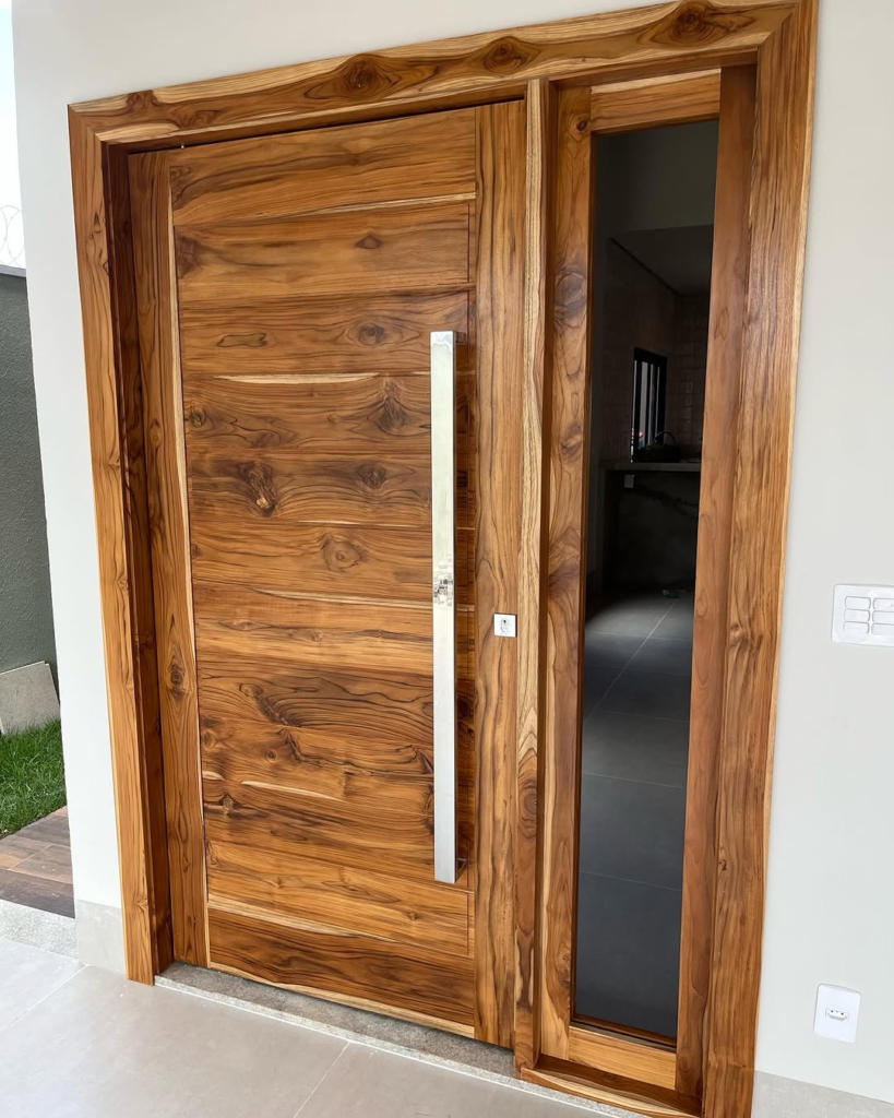 Porta de madeira pivotante com puxador inox moderno